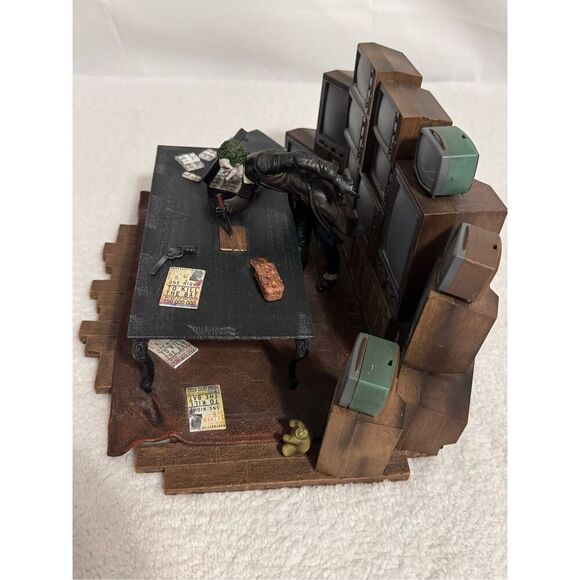 Batman Arkham Origins Collector's Edition Joker Statue With Illuminating TVs/201 - Picture 15 of 16